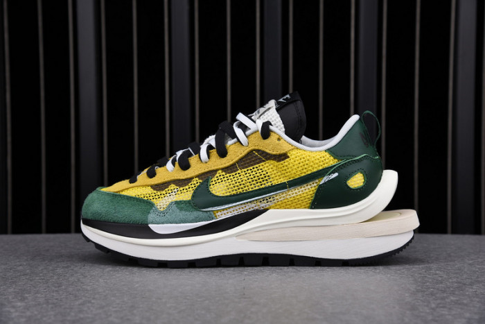 nike vaporwaffle sacai tour yellow cv1363-700