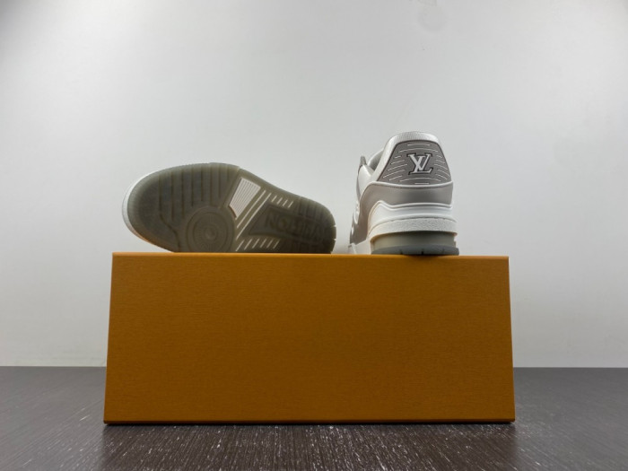 2023 l**is V*t*n lv trainer 25292