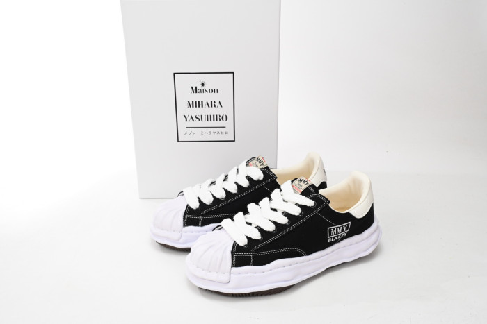 MIHARA YASUHIRO BLACK AND WHITE BACKGROUND MY8